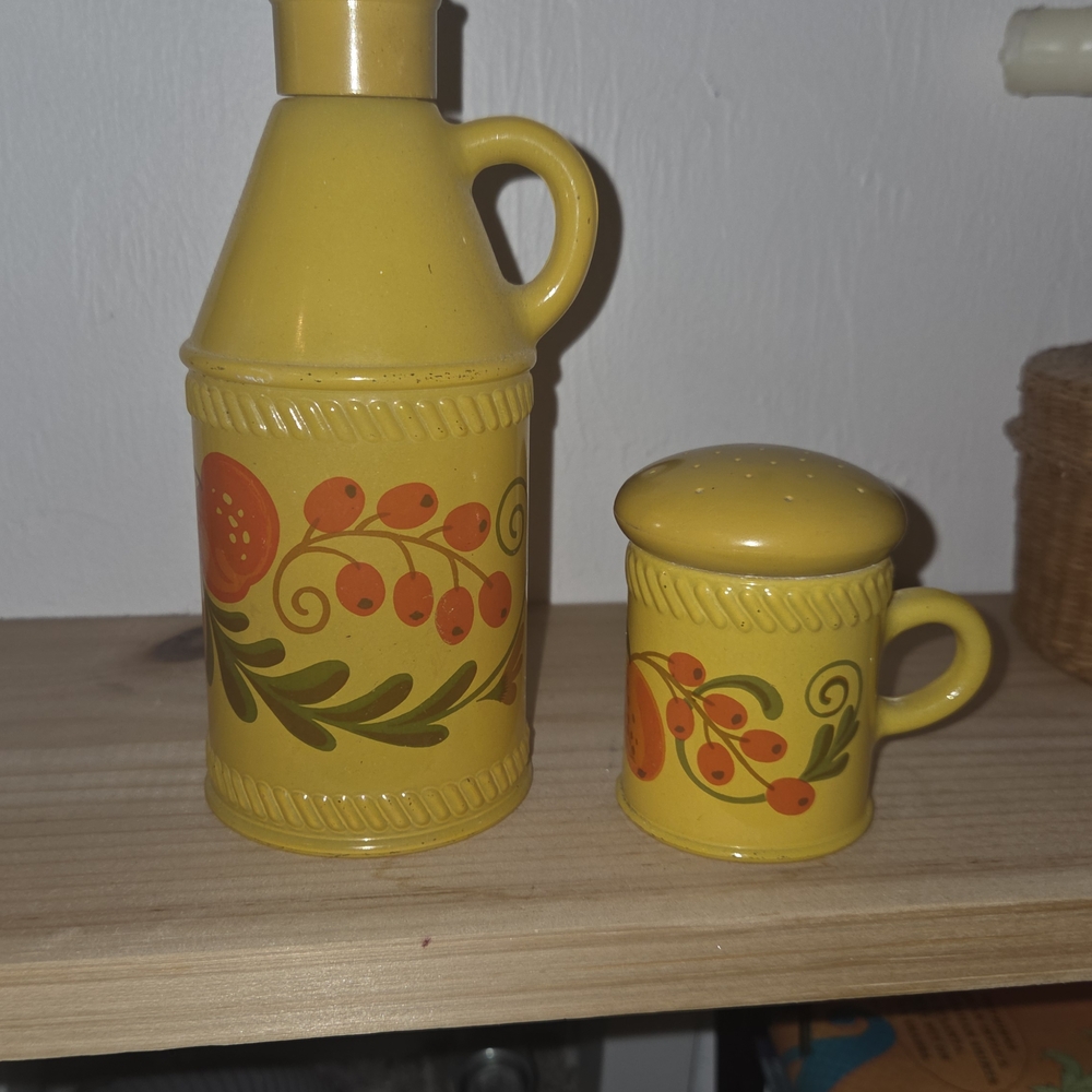 The Vintage Avon Yellow Pennsylvania Dutch Sonnet Hand Cream and Powder Sachet S